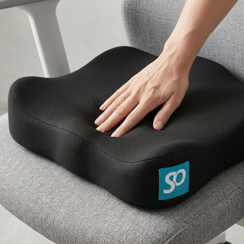 Une main appuie sur la mousse du SpiroSeat